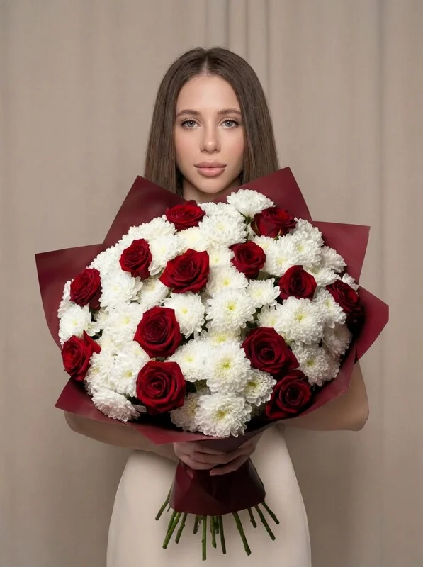 Пышный букет из красных роз и хризантем «Королевская страсть»