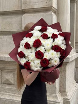 Пышный букет из красных роз и хризантем «Королевская страсть» — фото 1