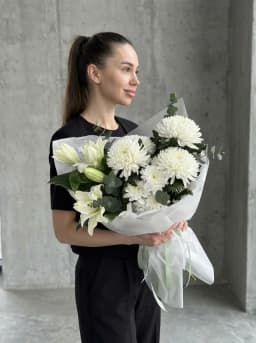 Воздушная композиция из лилии и хризантем «Белый ветер» — фото 1