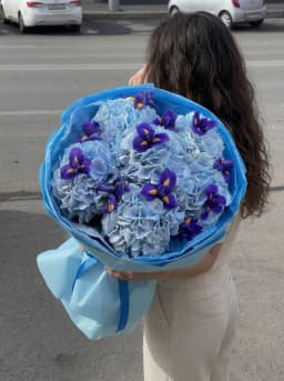 Авторский букет из ирисов и гортензии в упаковке «Синий импульс» — фото 1