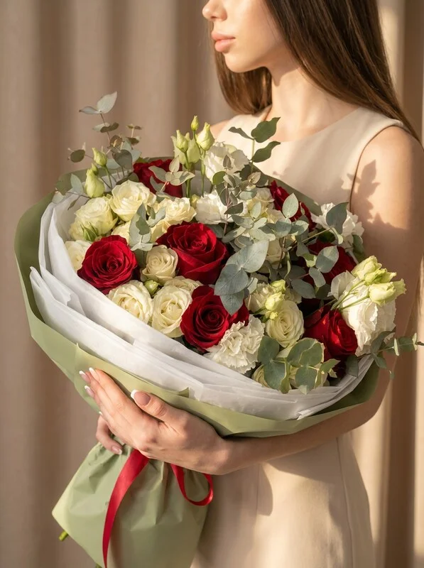 Яркий букет цветов «Франциско» из роз и диантусов