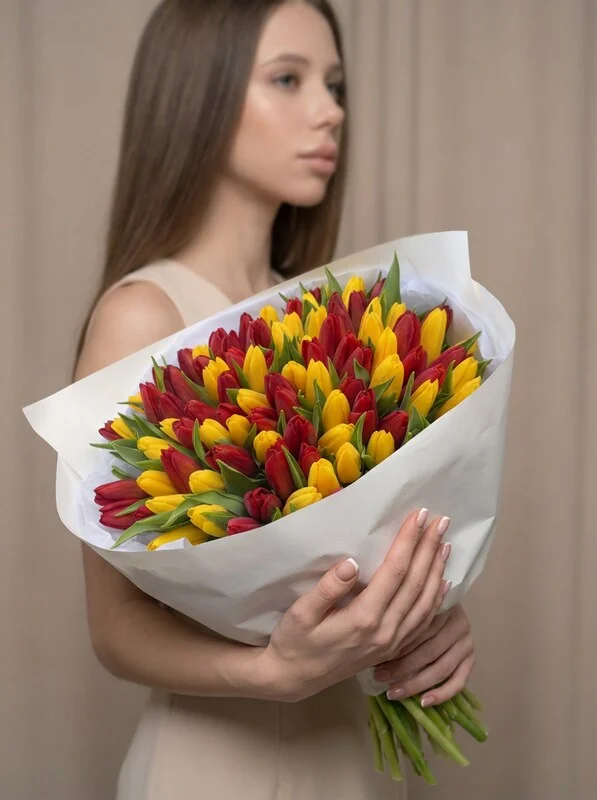 Букет из красных и желтых тюльпанов «Хеппи», 101шт