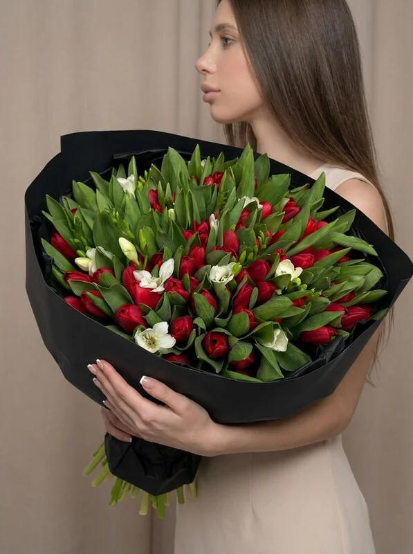 Букет из красных тюльпанов с нарциссом «Рэд лав», 101 шт