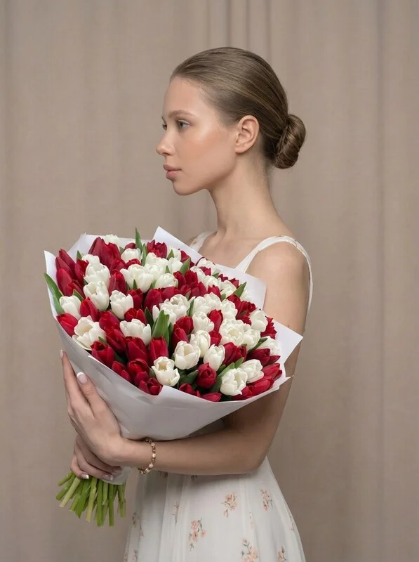 Букет из белых и красных тюльпанов «Красотка», 5й шт