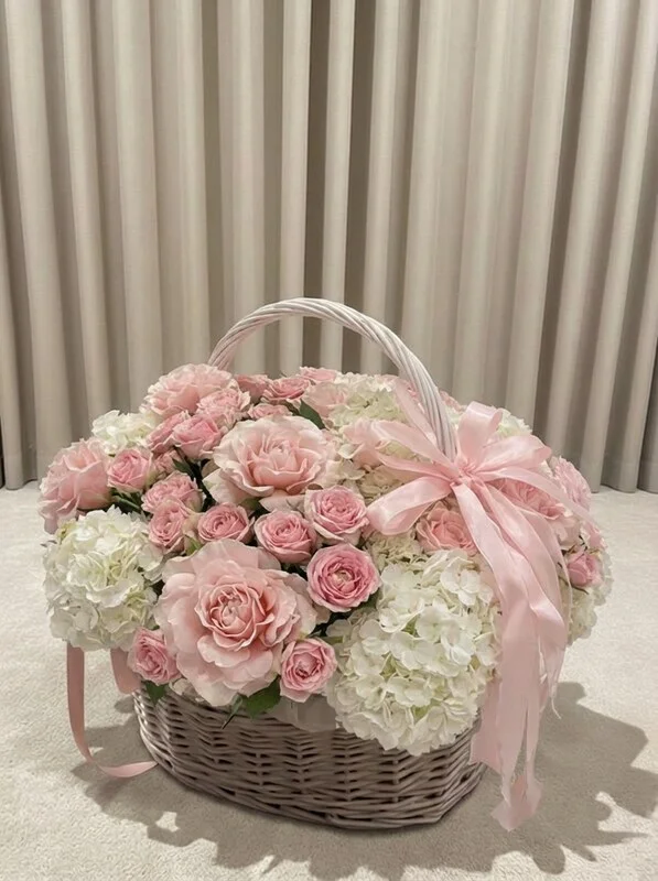 Пышная корзина «Для самой лучшей» из гортензий и кустовых роз