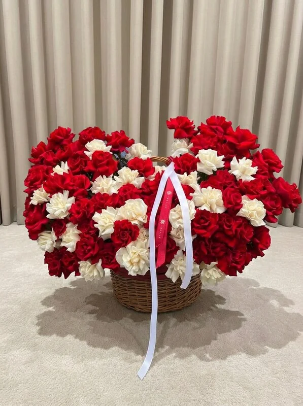 Шикарная корзина белых и красных французских роз
